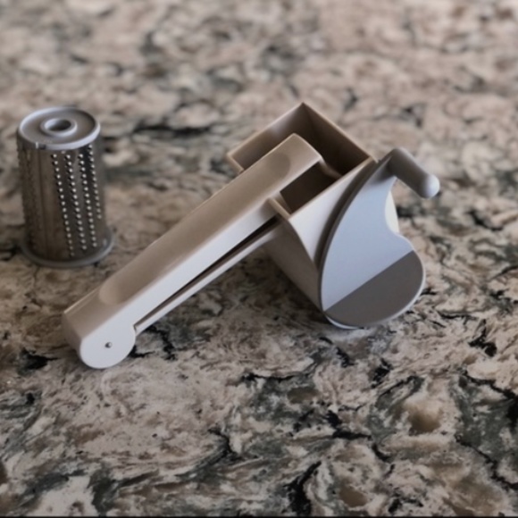 The Pampered Chef Cheese Chocolate Grater Large/Small Barrel 4 Piece Set EXC! - Picture 6 of 6